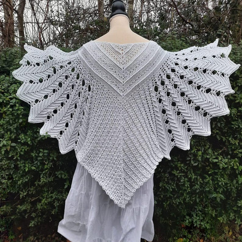 Crochet pattern for the Veilwyn shawl